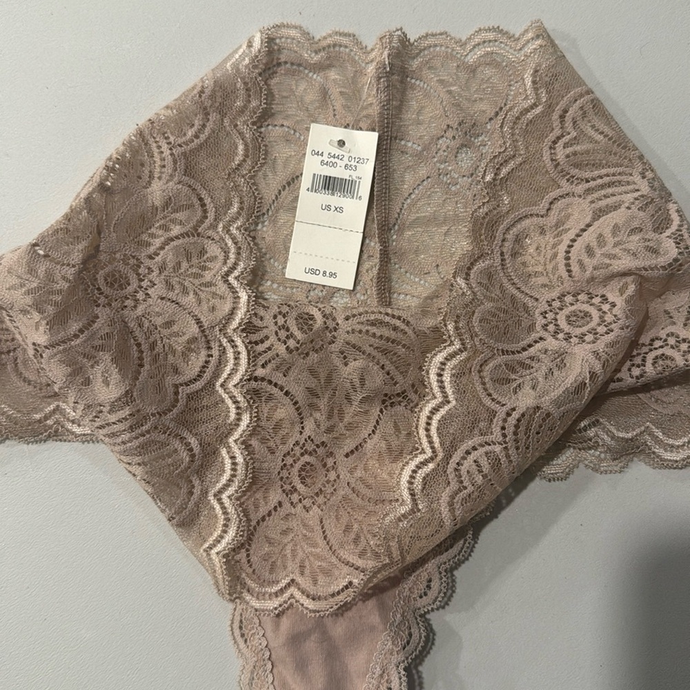 [Aerie] NWT Festive Lace Thong
Underwear - Picture 3 of 6